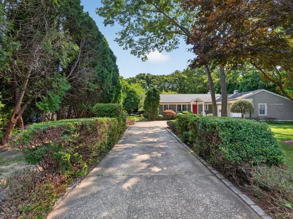 9 Acorn Path, East Quogue, NY 11942