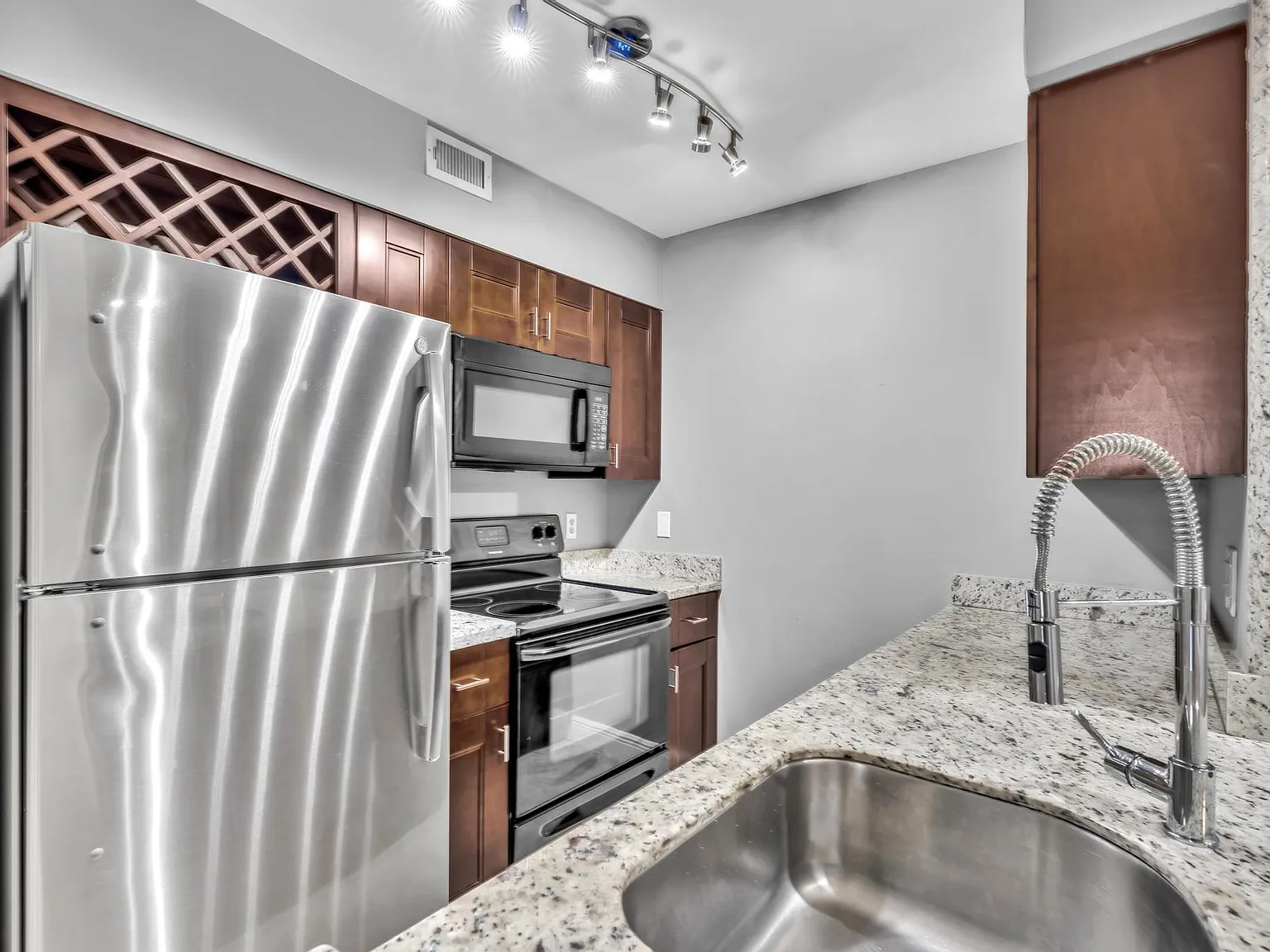 2811 N Oakland Forest Dr — Photo 4