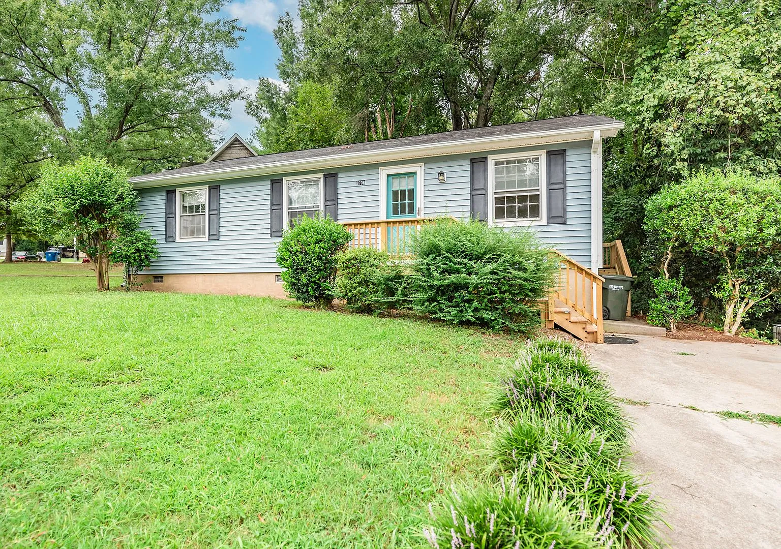 3 Bedroom, 1.5 Bath Charming Cottage on corner lot! — Photo 1