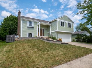 334 Albert Dr, Vernon Hills, IL
