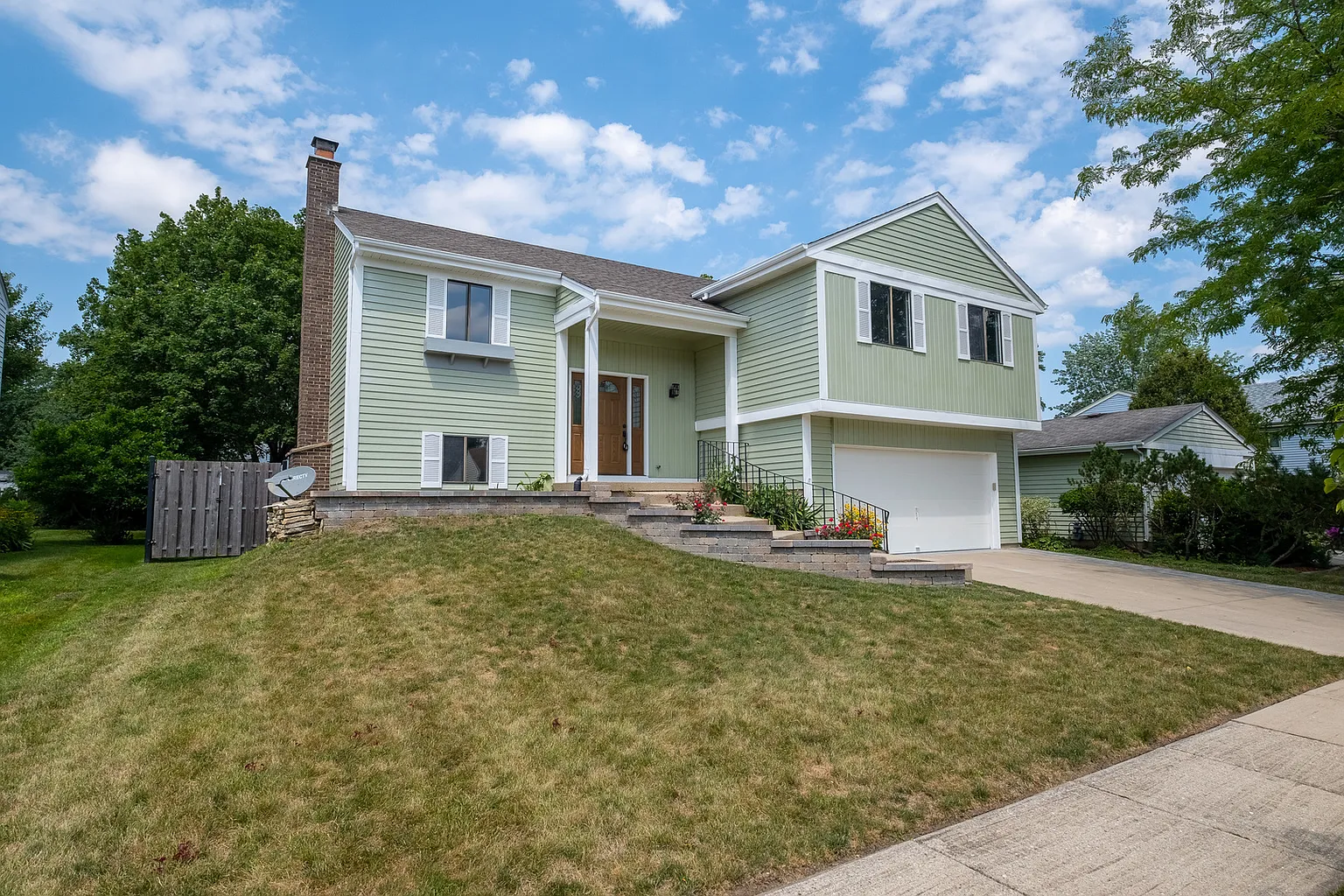 334 Albert Dr photo 1