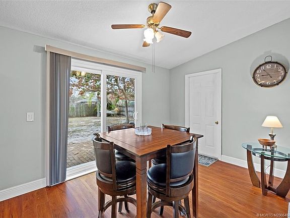 4th image of 1090 SW Janette Ave