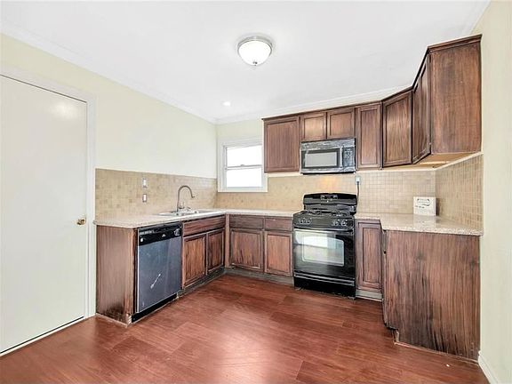 5th image of 703 E Adoue St