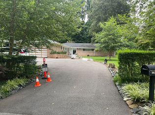 9301 Hollyoak Dr, Bethesda, MD 20817