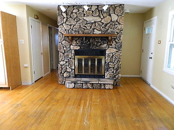 5th image of 105 Indianwood Dr