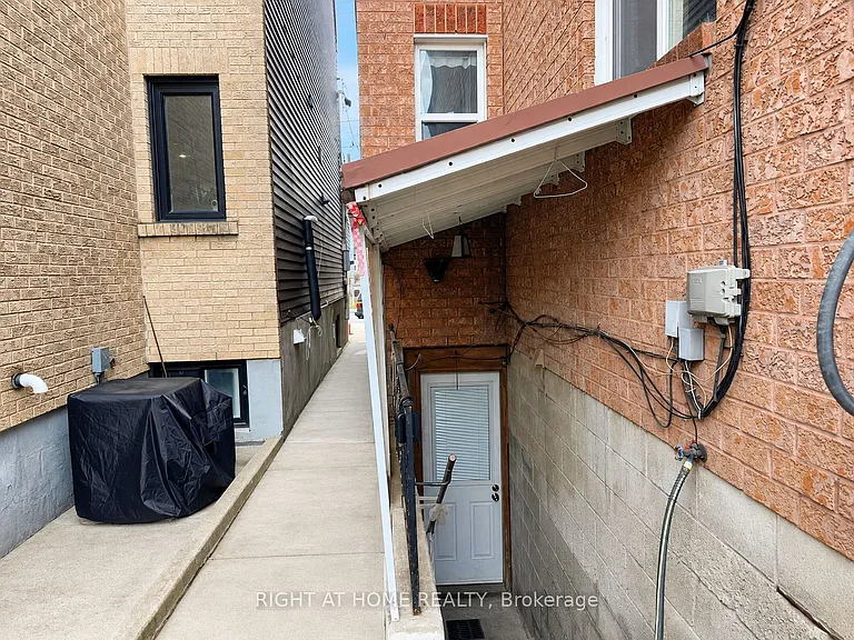 380 Lansdowne Ave #BASEMENT — Photo 2