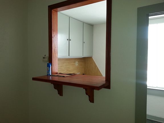 Small bar between kitchen and dining