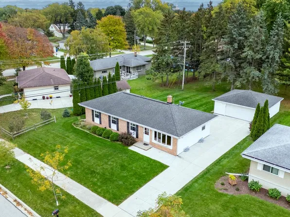 215 W Beutel ROAD, Port Washington, WI 53074