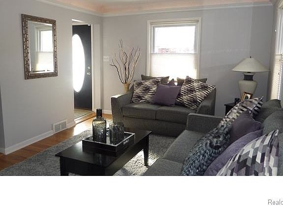3rd image of 4518 Elmwood Ave