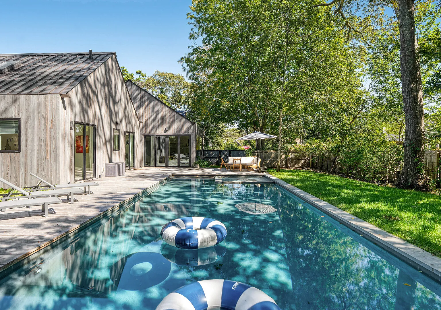 New Build East Hampton Home, Centrally Located & Modern Design — Photo 2