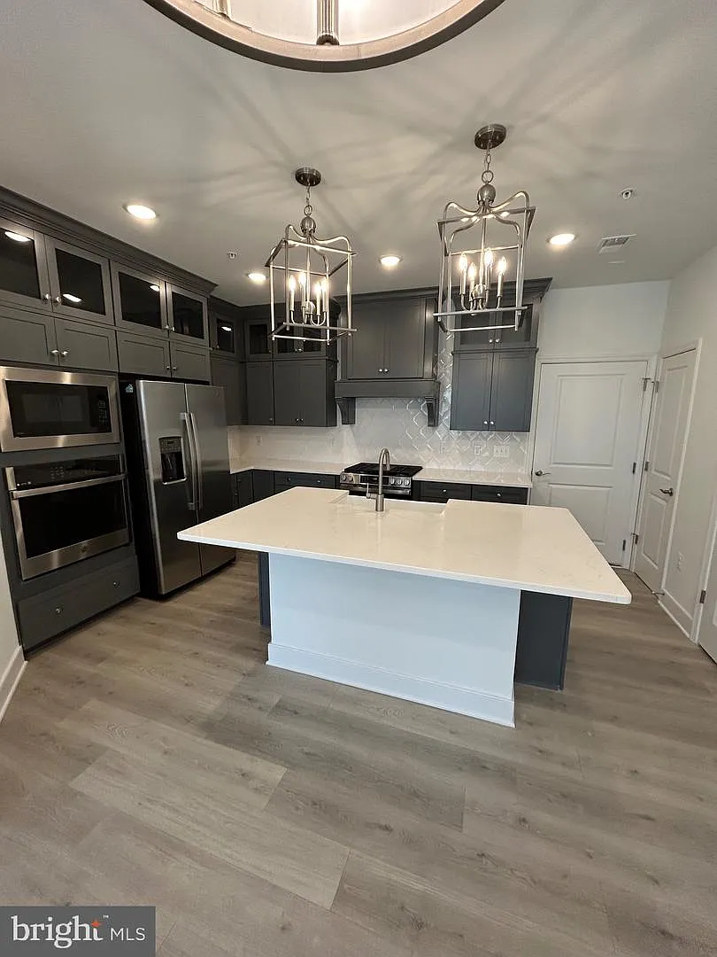 3 bed, 2.5 bath, 1600 sqft, $3,700 — Photo 4