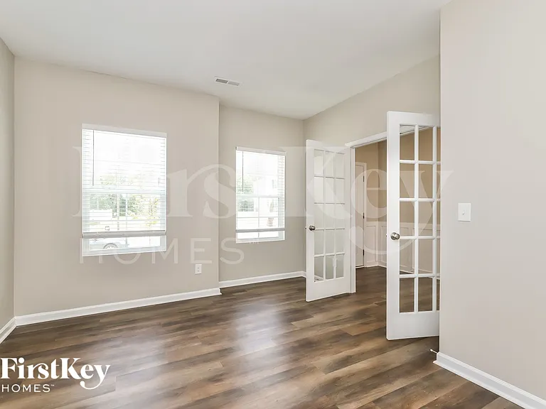 3748 Streamside Dr — Photo 4