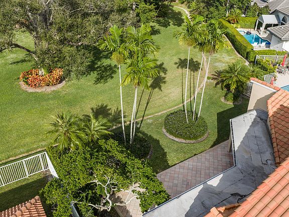 3rd image of 7633 La Corniche Circle