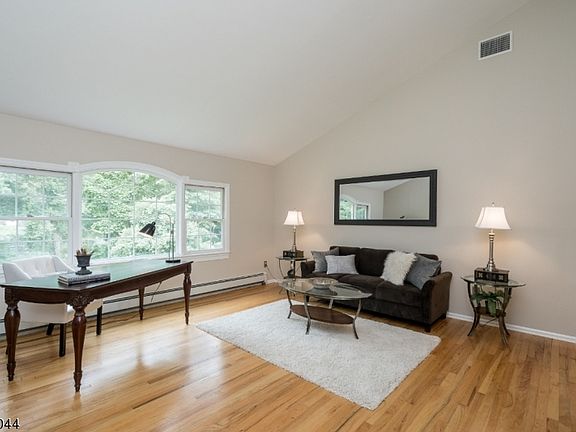 4th image of 6 Wildwood Dr
