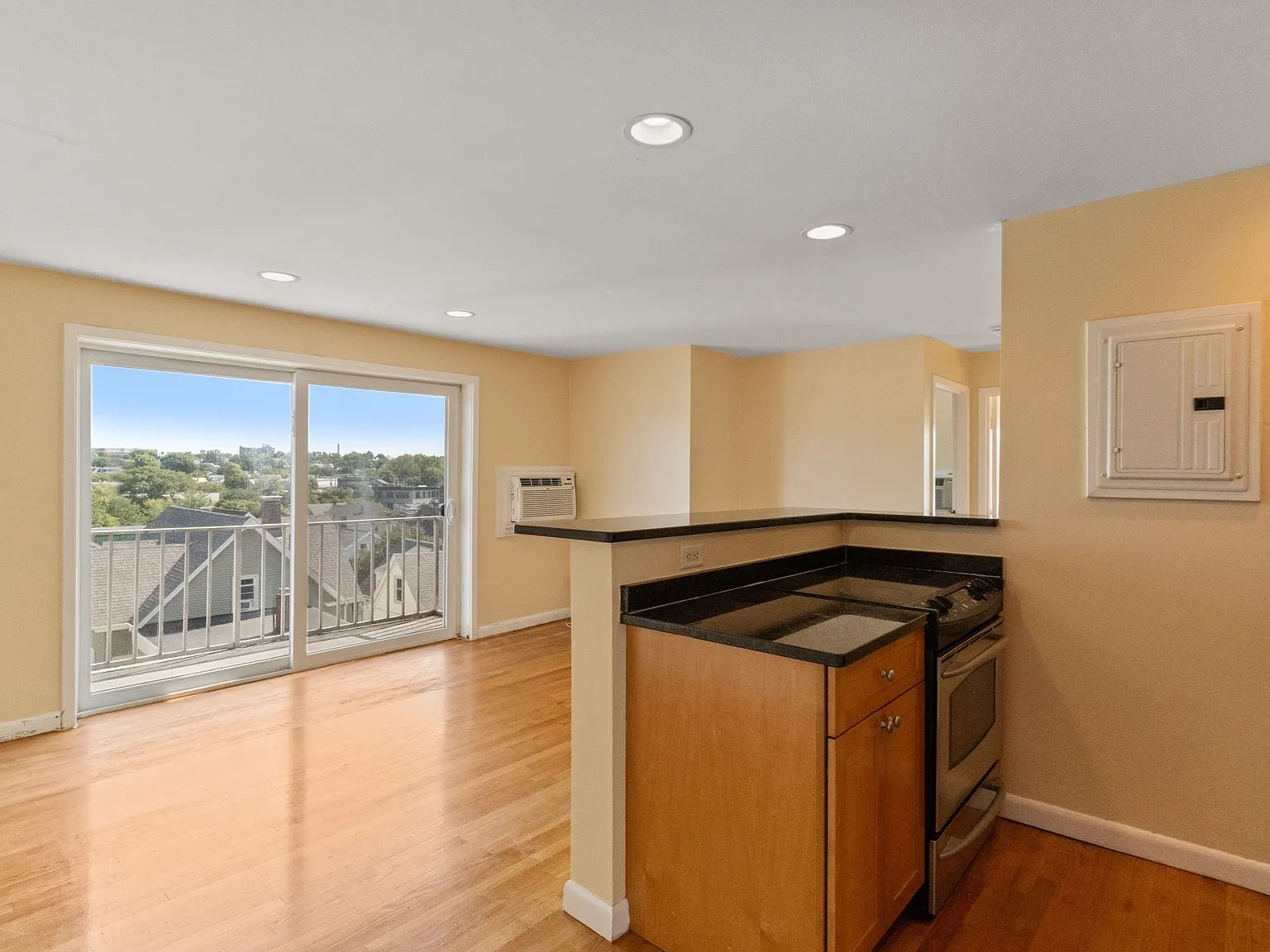 2 bed, 1.0 bath, 574 sqft, $2,900 — Photo 2
