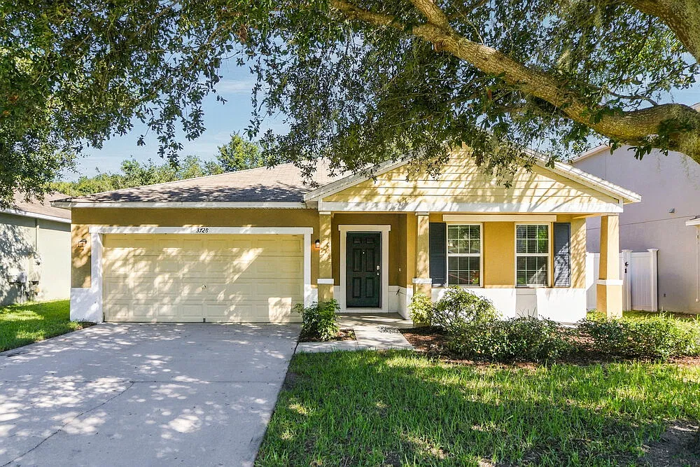 4 bed, 2.0 bath, 1976 sqft, $2,145 — Photo 1