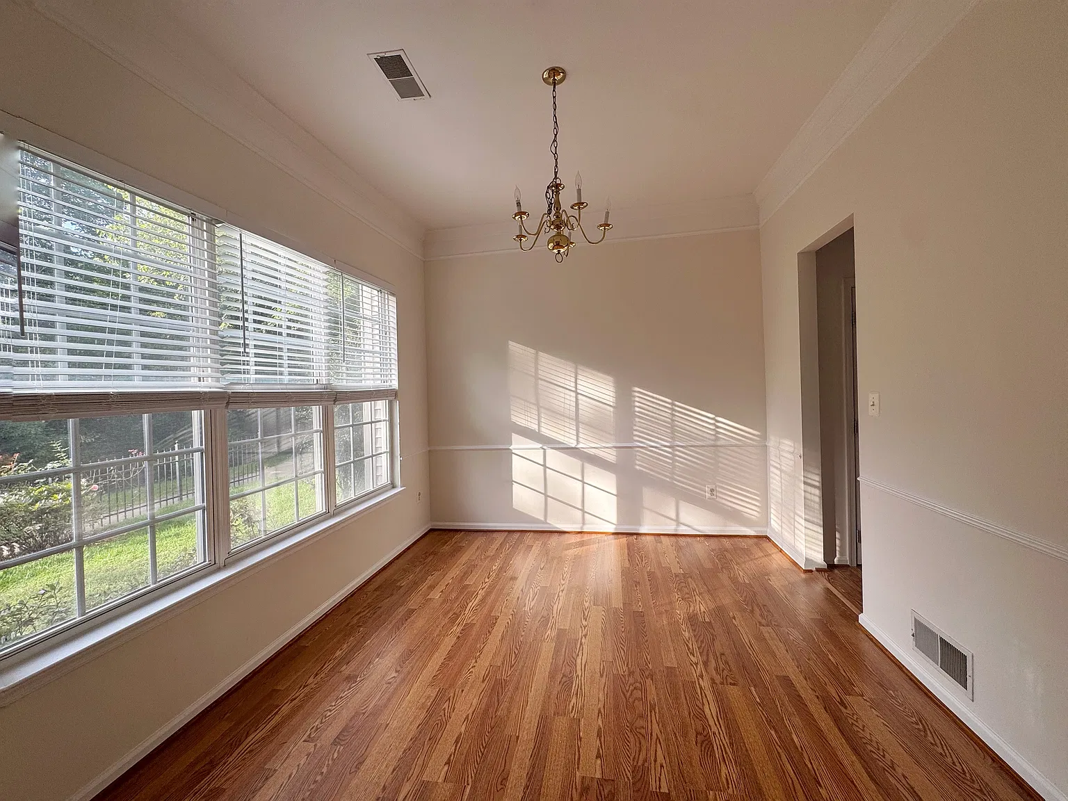 3 bed, 2.5 bath, 2200 sqft, $3,125 — Photo 3