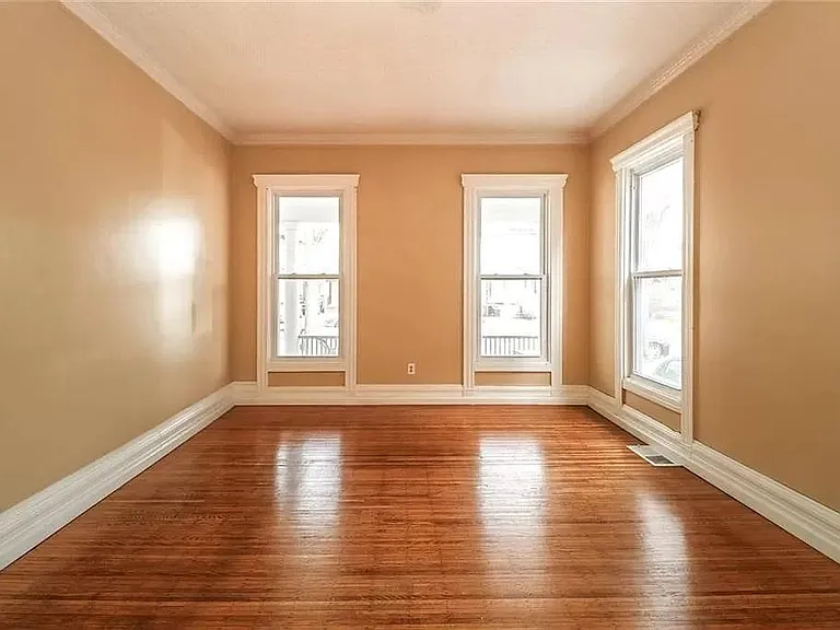 473 Alexander St — Photo 9