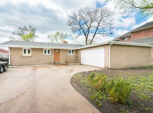 2561 Suffield St, Des Plaines, IL 60016