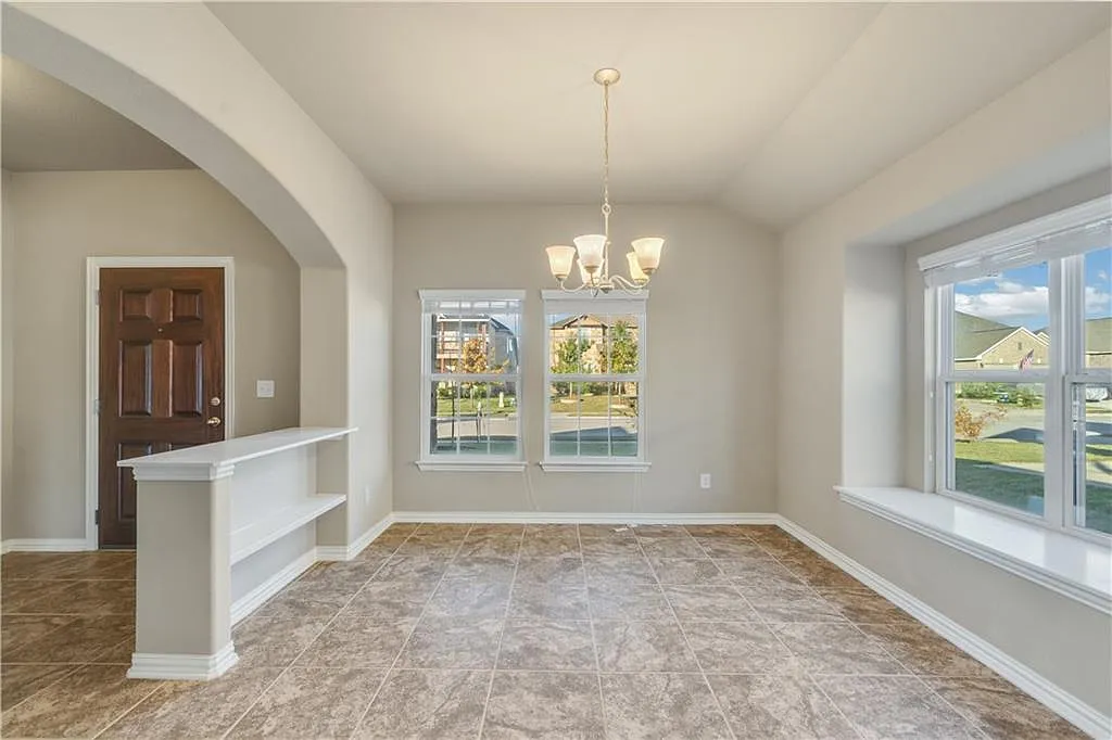 3 bed, 2.0 bath, 1706 sqft, $2,350 — Photo 2