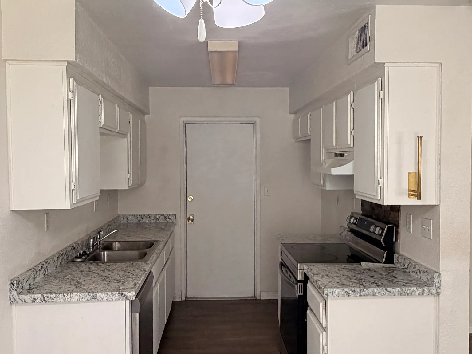 3 bed, 1070 sqft, $1,650 — Photo 3