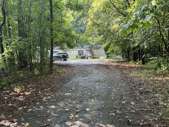 1338 Oakview Dr NE, Dalton, GA 30721