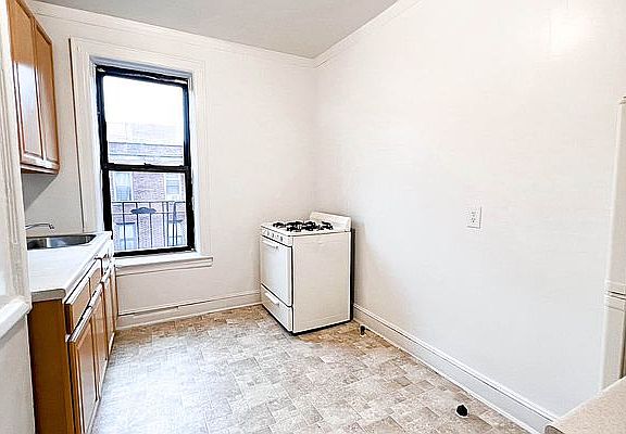 3rd image of 143-54 Roosevelt Ave #4D