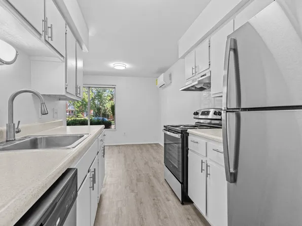 Carriage Park Apartments - Dearborn Heights, MI