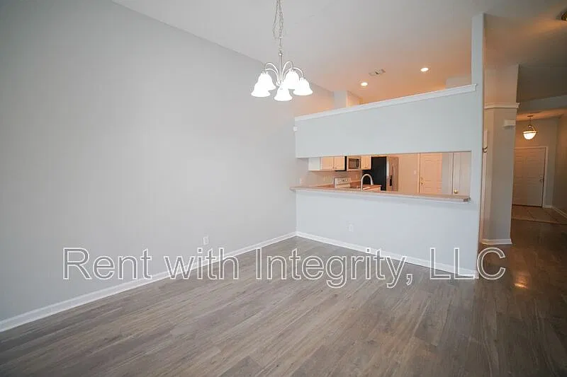 3 bed, 2.0 bath, 1606 sqft, $1,900 — Photo 3