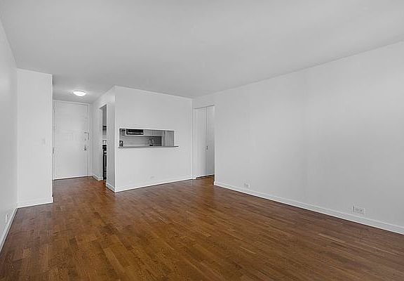 3rd image of 124 W 60th St APT 47A