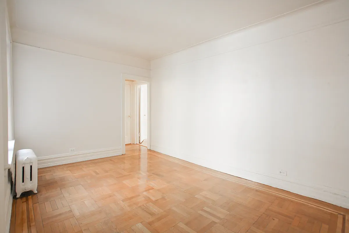 111 West 16th Street — Photo 2