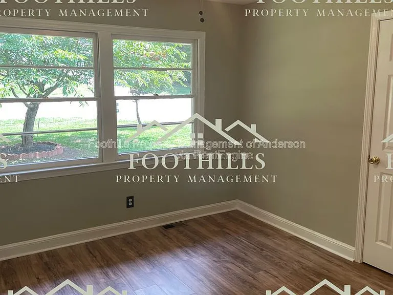 411 Camellia Dr — Photo 2