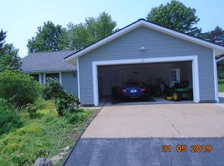 17620 Indian Hills Dr, Chagrin Falls, OH 44023
