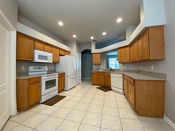 5th image of 15927 Leatherleaf Ln
