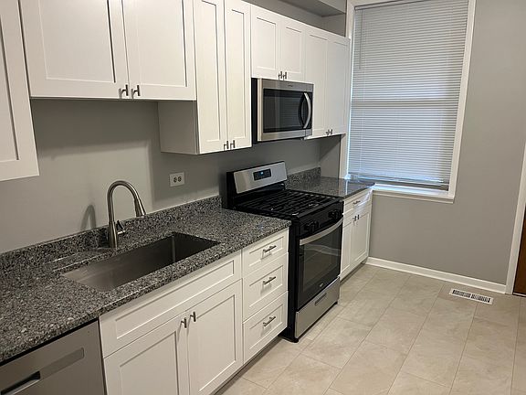 2nd image of 926 W Belle Plaine Ave APT 1E