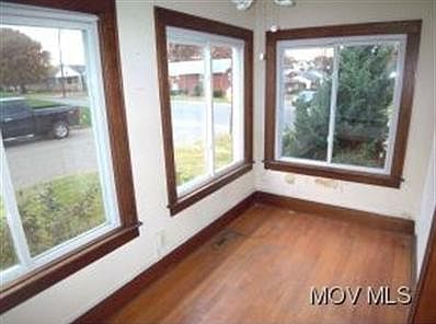 5th image of 1800 Plum St