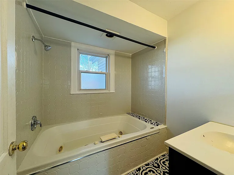 510 Stratford Rd — Photo 5