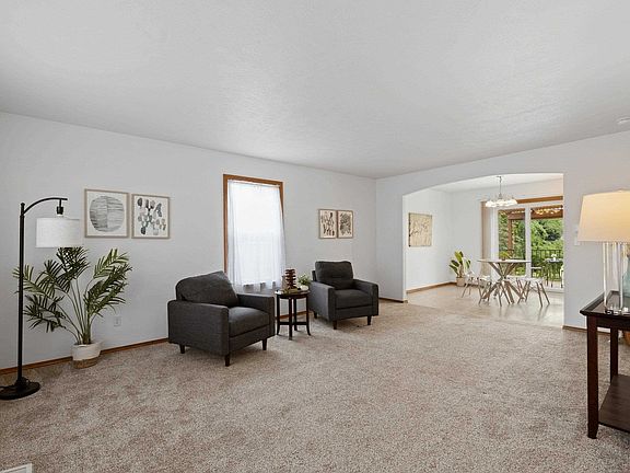 4th image of 624 Golden Hills Dr