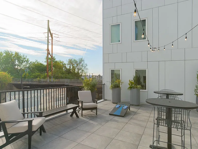 Graduate Pointe — Photo 212