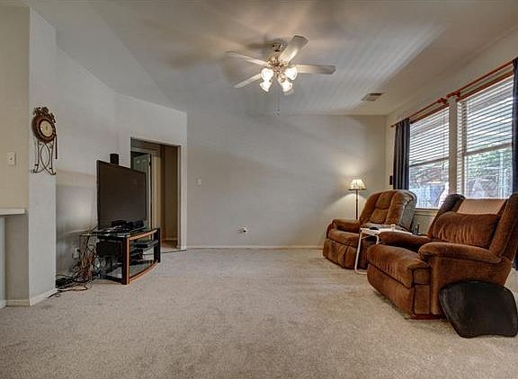 5th image of 807 Ivy Dr