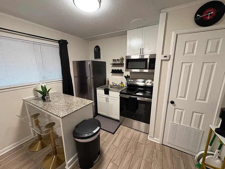 207 Decelle St #D2 — Photo 4