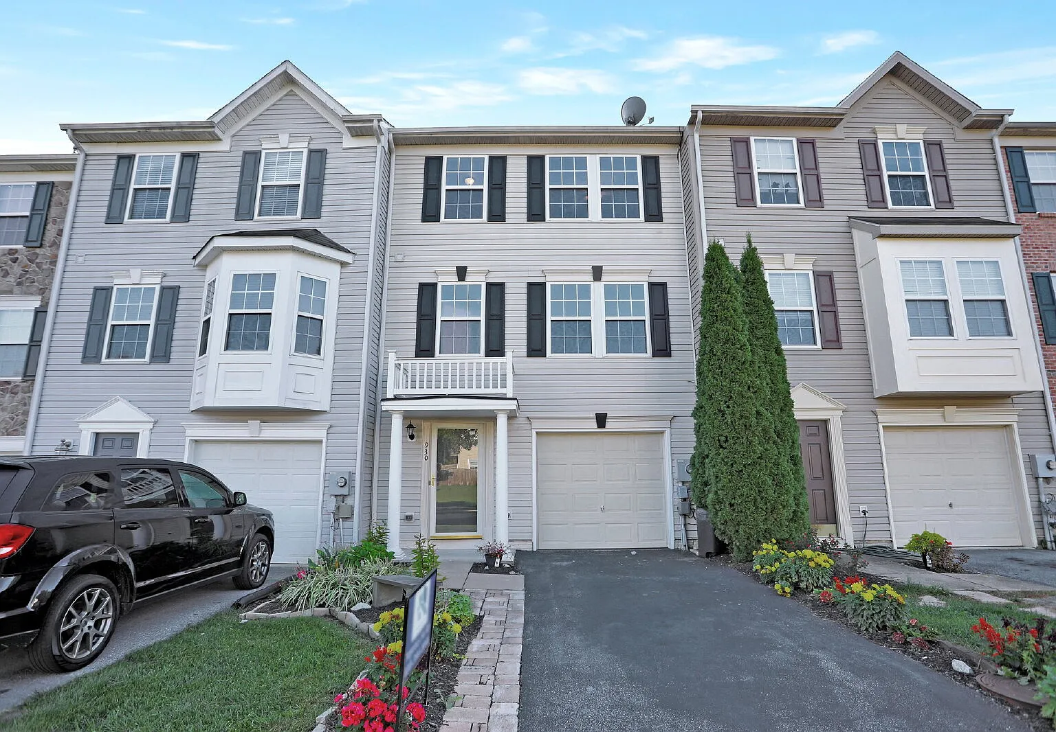 3 bed, 3.5 bath, 2460 sqft, $2,100 — Photo 2