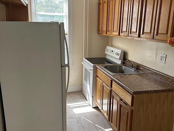 3rd image of 710 E 211th Street