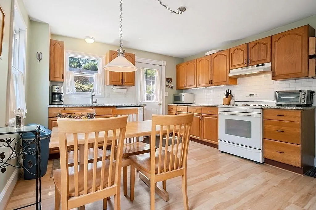 4 bed, 1.5 bath, 1434 sqft, $3,700 — Photo 4