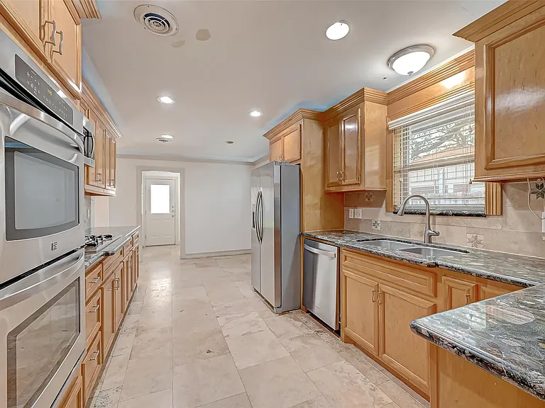 5611 Briarbend Dr — Photo 27