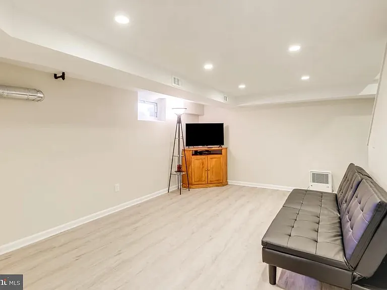 37 S Hudson St — Photo 14