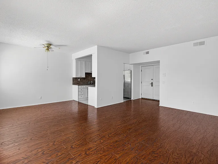 Woodman Ave Apartments — Photo 77