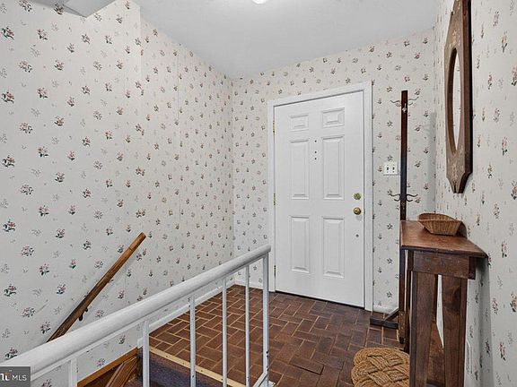 5th image of 1395 Pleasant View St