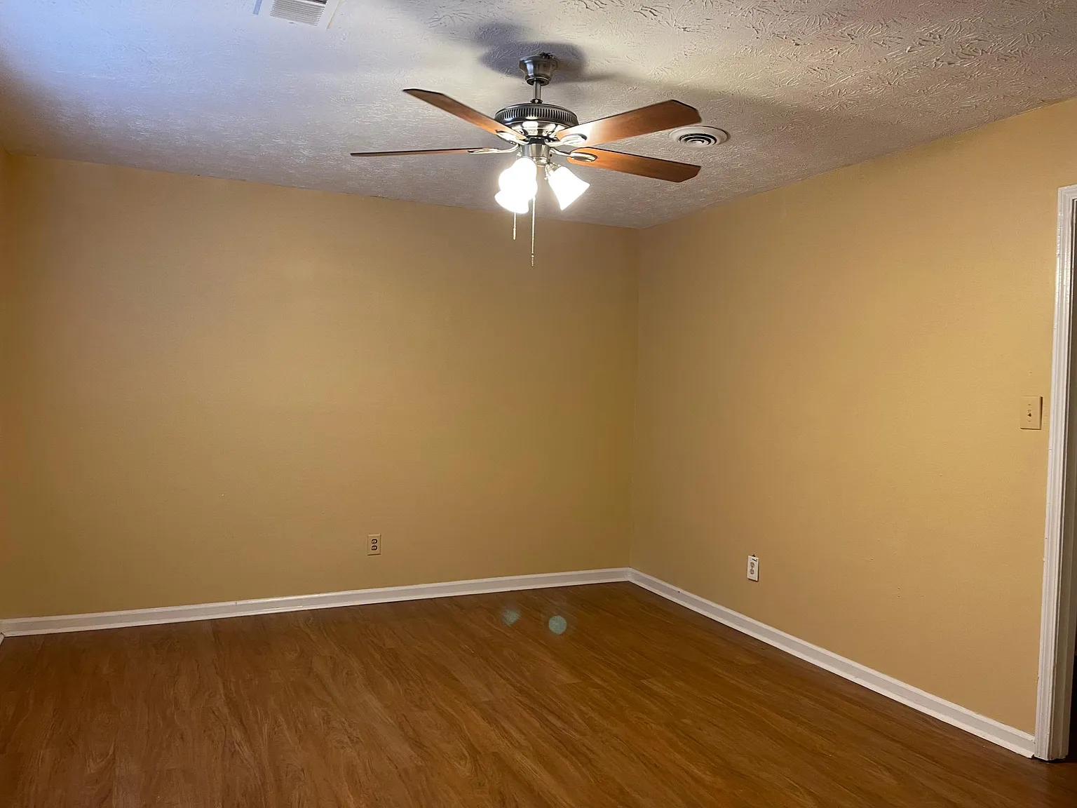 2 bed, 1.5 bath, 1240 sqft, $1,500 — Photo 4
