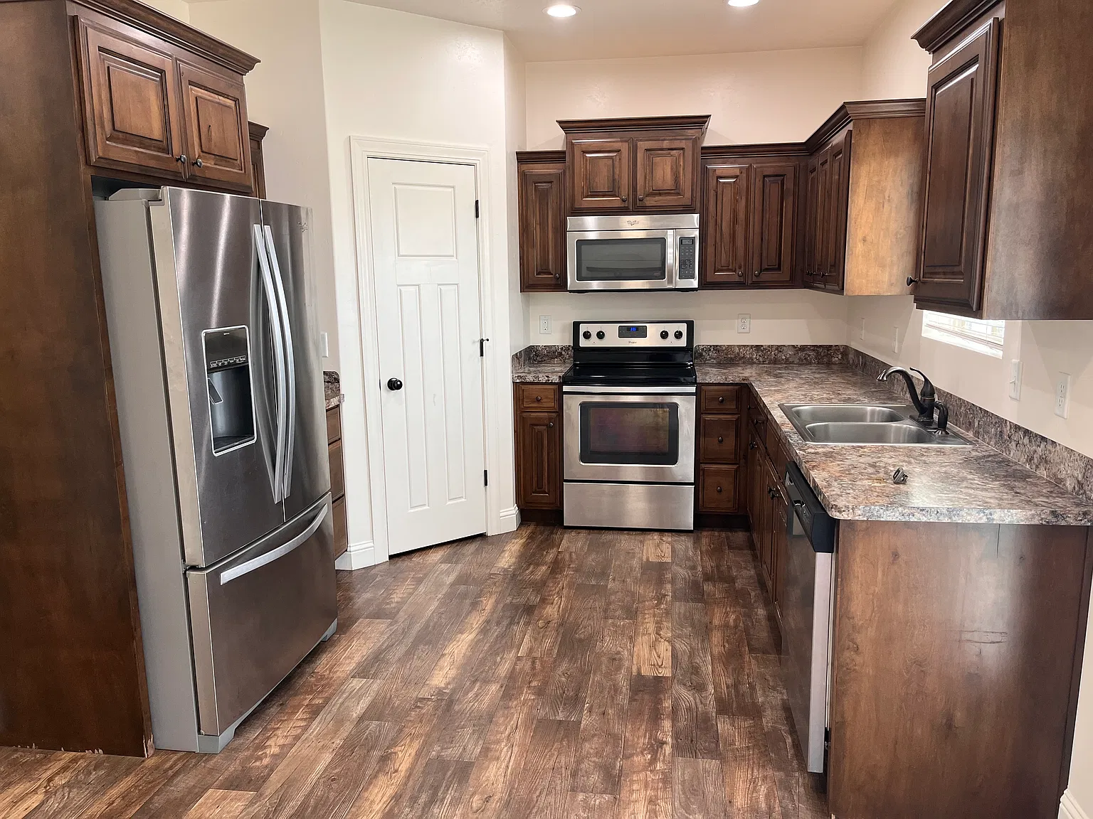 3 bed, 2.5 bath, 1350 sqft, $1,700 — Photo 4